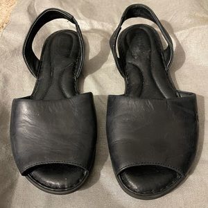 Woman’s 9 Black leather Born Sandals